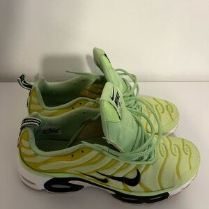 Nike Men's Lime Green and Yellow Athletic Shoes